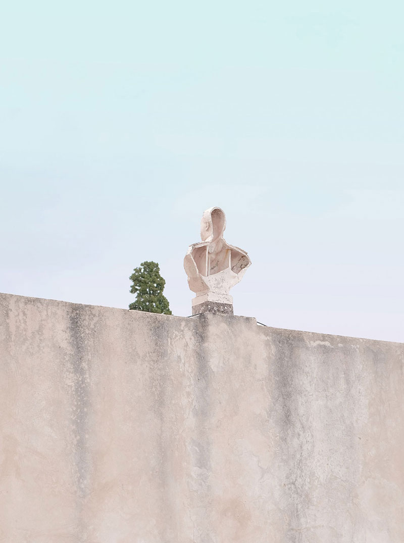 Einfache, monochrome und grafische Illustration von einer Ansammlung von lächelnden Wolken