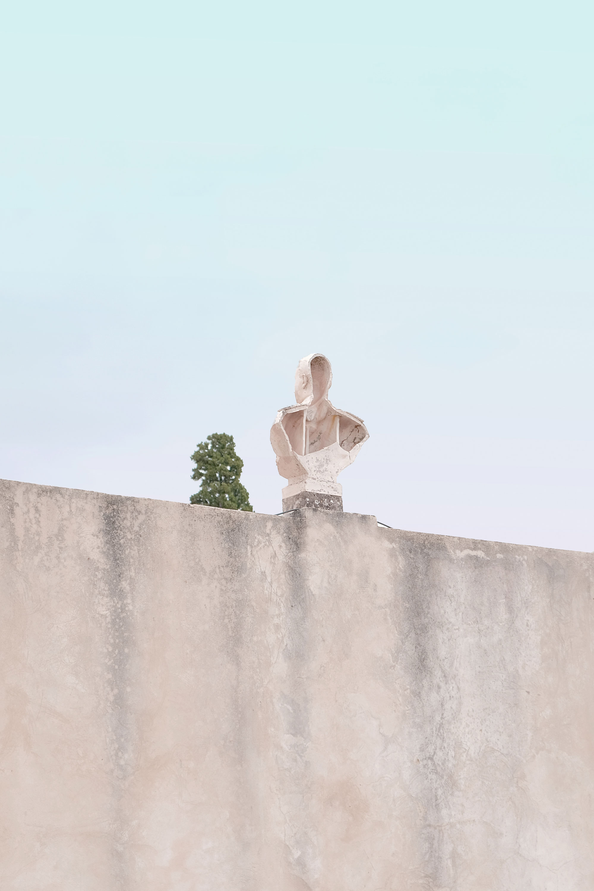 Fotografie einer B&uuml;ste mit pastelfarbenem Himmel