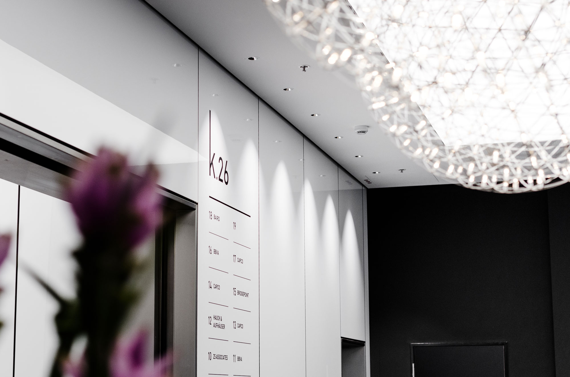 Detailaufnahme der Lobby des k26 B&uuml;rogeb&auml;udes mit unserer gestalteten Beschilderung